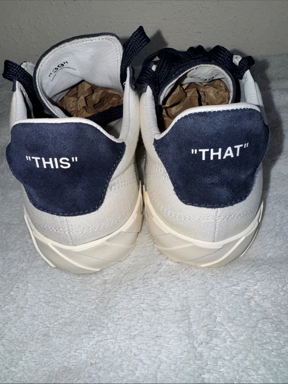 Off-White Navy and White Low-Top Arrow Sneakers